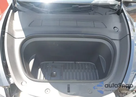 2024 Tesla Model Y Long Range Dual Motor All-Wheel Drive/Rwd z USA, uszkodzony, nr VIN 7SAYGDED2RA310411